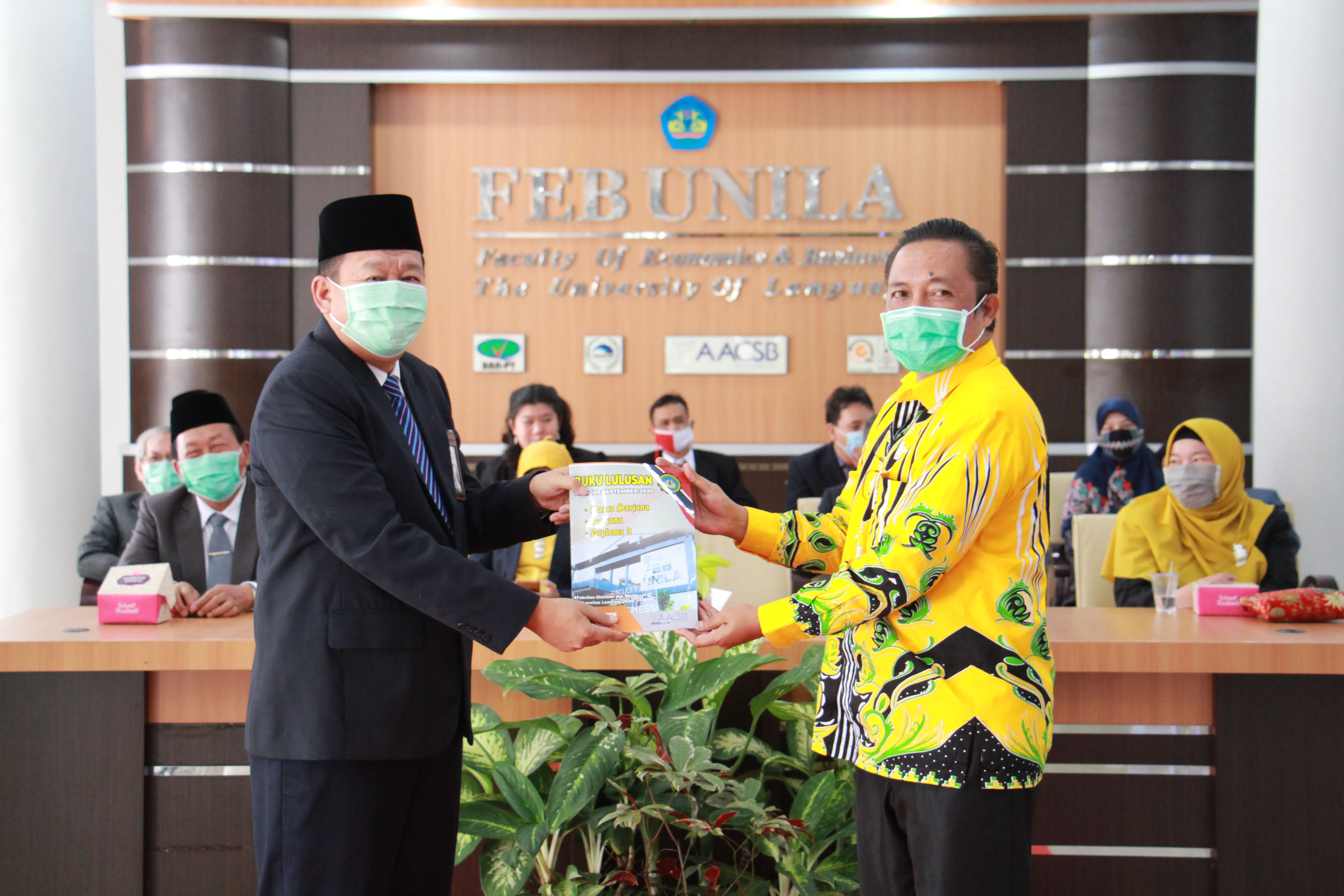 Dekan Serahkan 162 Lulusan Periode September 2020 Kepada KAFE